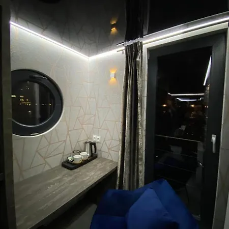 Apartment Houseboat Porta Mare - *